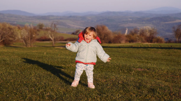 妈妈教宝宝爱树，爱自然，爱可持续发展。照顾孩子。图片下载