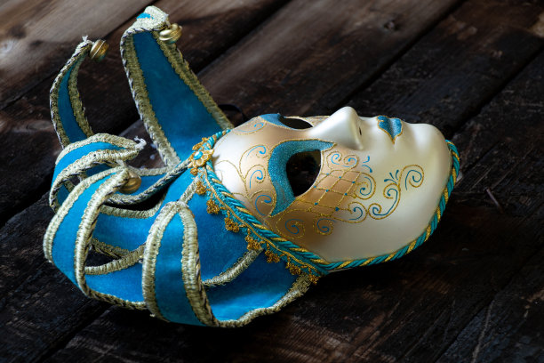 木桌上放着威尼斯面具，戏剧面具图片下载