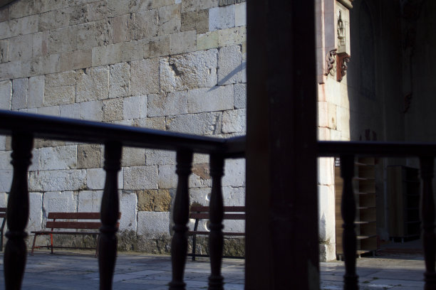 在古老的石头清真寺的木制凉亭里图片下载