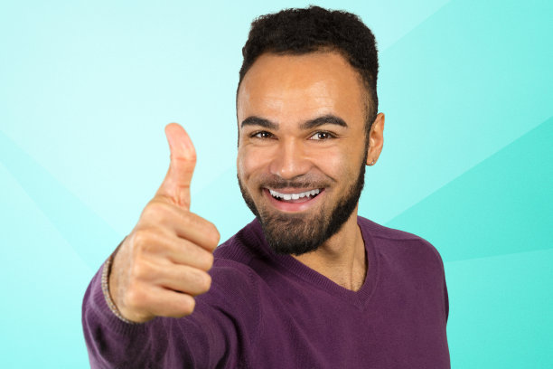 快乐的年轻酷黑人男子庆祝，好的标志图片下载