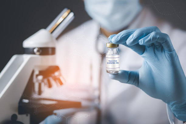 医生或科学家用听诊器手持COVID-19疫苗、麻疹疫苗、冠状病毒疫苗为疾病暴发接种，疫苗概念抗击病毒COVID-19冠状病毒图片下载
