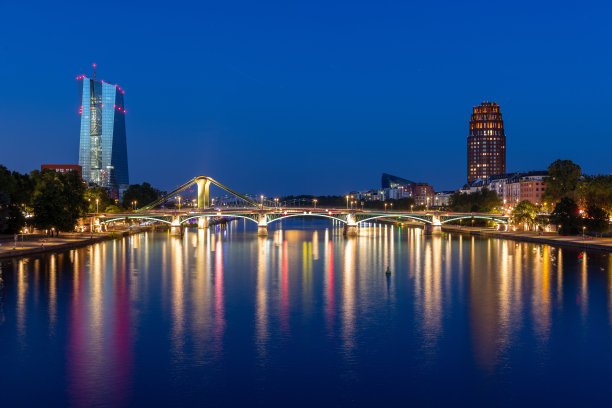 Flösserbrücke桥在夜间图片下载