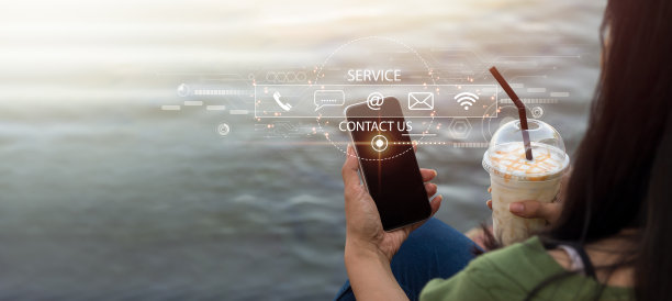 联系我们或拨打我们的客户服务热线。一名商人正在使用笔记本电脑，与屏幕上的虚拟联系人图标(电子邮件、地址、实时聊天、互联网wifi)进行交互。图片下载