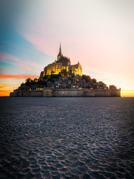 法国的圣米歇尔山，背景是空的图片下载