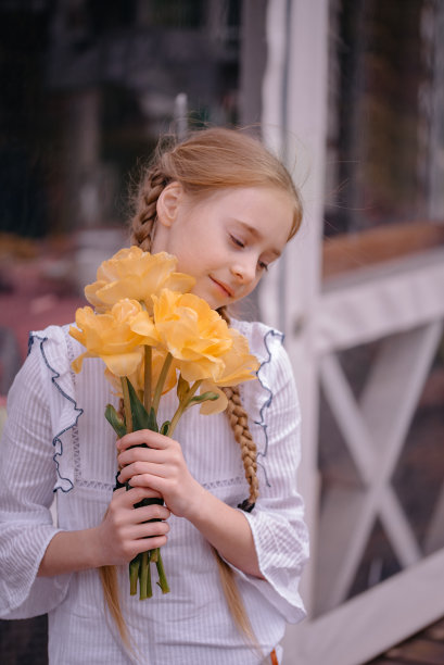 处理过的一张女孩和黄色郁金香的照片。高速公路上的乡村别墅照片。图片下载