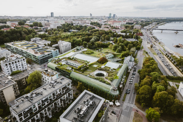 华沙大学图书馆和美丽的树木颜色图片下载