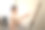 满意的女画家在舒适的车间用水彩画架上绘画。休闲活动、创作爱好和艺术观念。图片下载