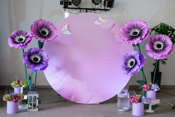 生日派对上有气球、鲜花和蛋糕的紫色照片区图片下载