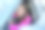 年轻女子开车。画像中的卷发女人在车里望着窗外，喝着热咖啡图片下载