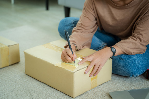 亚洲妇女在家里检查客户的网上订单。图片下载