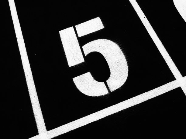 5号体育场跑道的起点，田径是一个橡胶人造跑道。体育场跑道的起点和终点。(黑白照片)图片下载