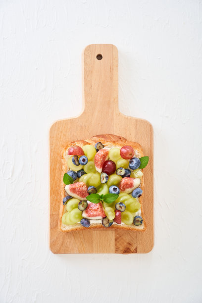 开放式三明治，上面有无花果和葡萄图片下载