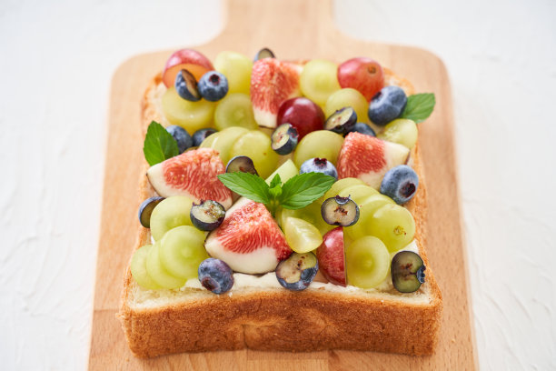 开放式三明治，上面有无花果和葡萄图片下载