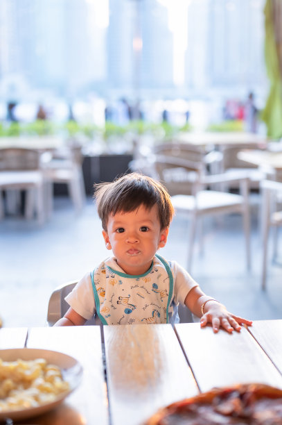 小男孩在餐厅吃饭，由他妈妈喂图片下载