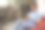 年轻女子在家里听音乐，库存照片图片下载