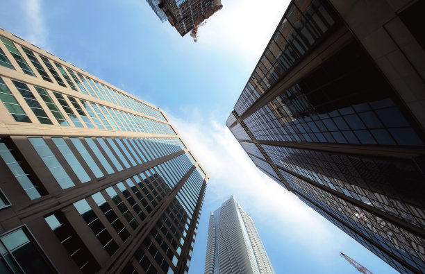 从低角度看市中心的建筑物图片下载