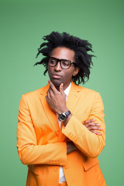 深思熟虑的优雅男子的肖像图片下载