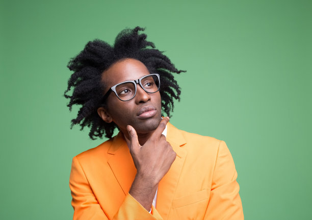 深思熟虑的优雅男子的肖像图片下载