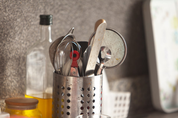 堆着用过的煎锅，水槽里装满了洗过的厨房用具图片下载
