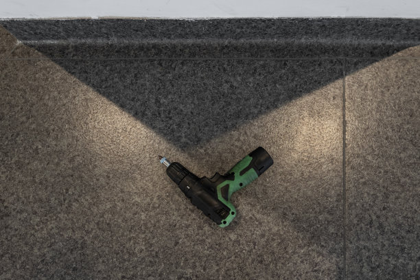 电钻在地板上图片下载