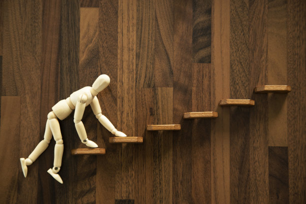 楼梯上的木头人图片下载