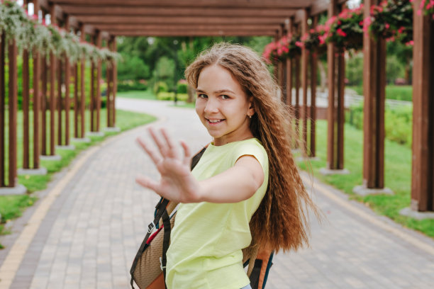 背着背包的少女站在街上图片下载