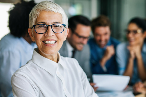 多民族成功的商业人士在办公室工作和交流的团体图片下载