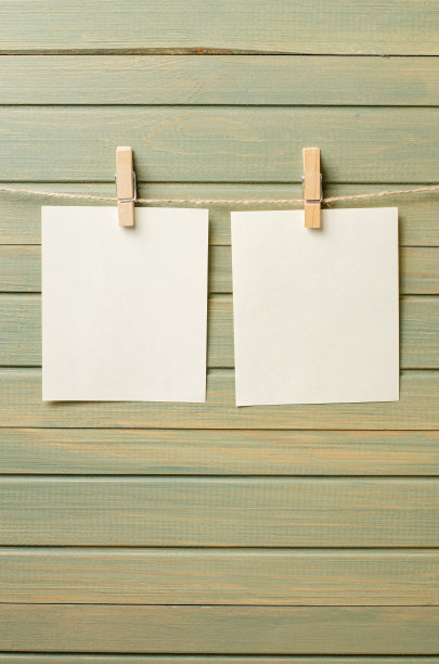 空纸挂在绳子上。一个设计元素。木制背景。副本的空间。图片下载