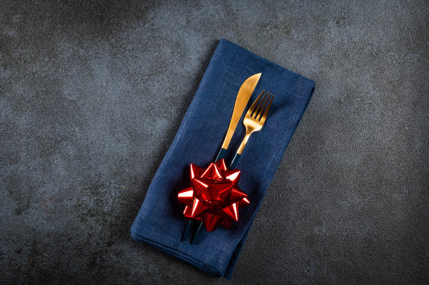 带装饰的圣诞晚餐餐具。圣诞餐桌摆设。新年餐具。有装饰的圣诞餐具。俯视图图片下载