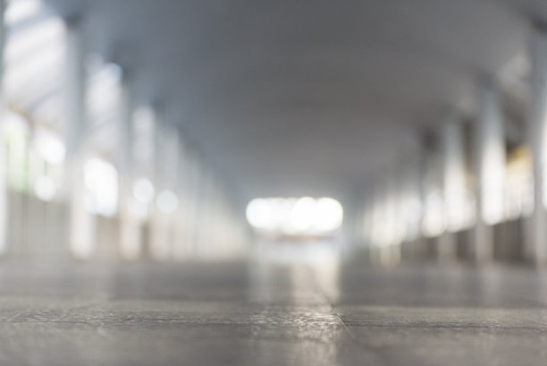 模糊的背景明亮的商场银灰色照明。零售商店的散焦商店光散焦。模糊的医院明亮柔软的酒店与复制空间。背景现在的设计模板。图片下载