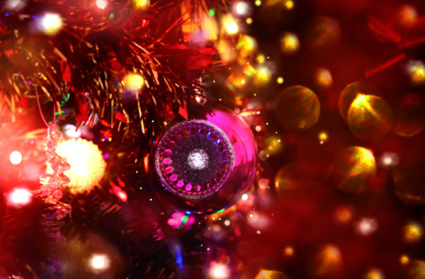 圣诞树上有装饰物和闪亮的闪光灯，明亮的节日背景图片下载