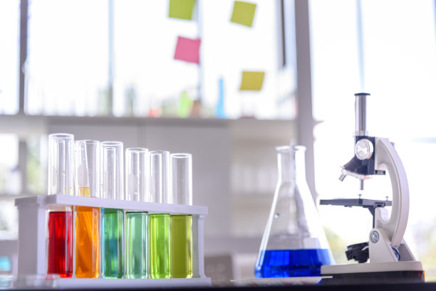 实验室背景的科学化学玻璃管对象。液体管生物实验室化学流体科学家物体测试管医疗玻璃器皿。化学科学药学背景图片下载