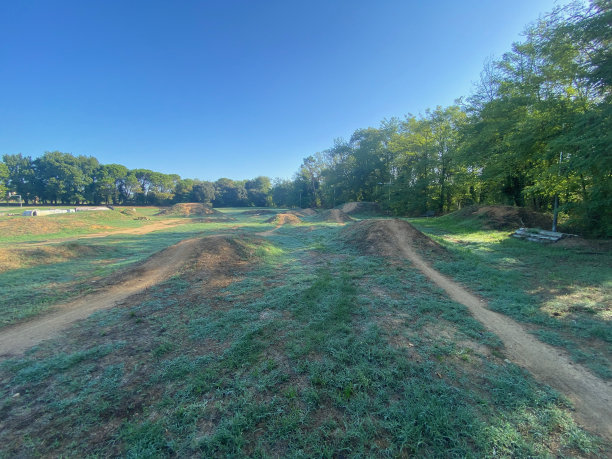 为山地车和越野车辆在绿色训练场泥泞的道路赛车轨道图片下载