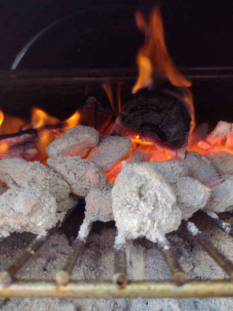 火堆里的煤图片下载