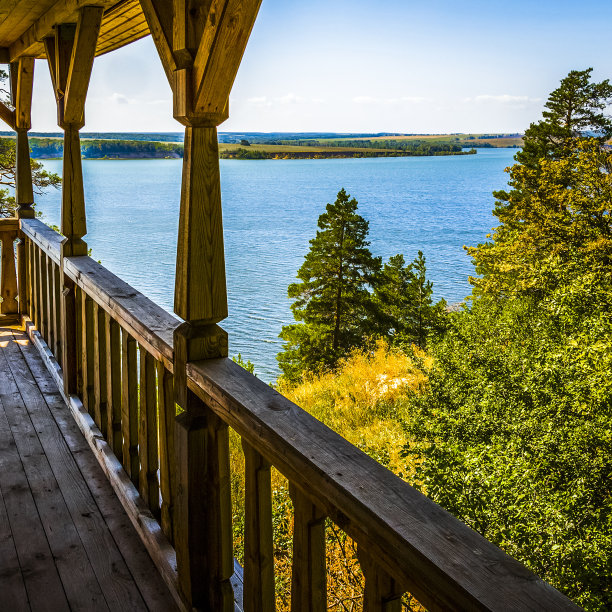 从房子的露台看河景图片下载