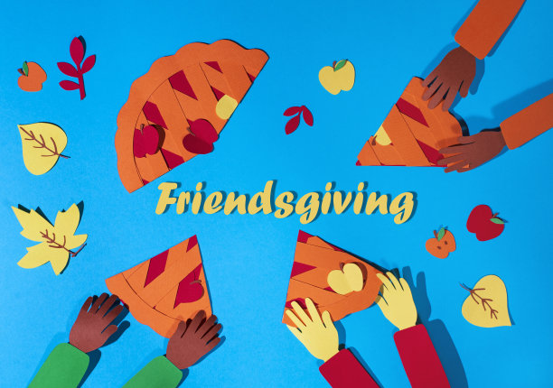 纸工艺品秋色背景，朋友手捧片片蛋糕，友好聚会图片下载