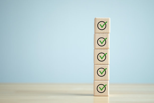 检查表，任务表，调查和评估。质量控制。目标实现和业务成功。木块上的绿色复选标记图标。图片下载