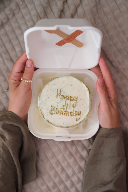 带着生日祝福的便当蛋糕。甜蜜的节日礼物。韩式蛋糕，一人一盒图片下载