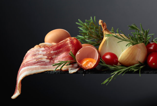 熏肉配鸡蛋，西红柿，洋葱和迷迭香。图片下载