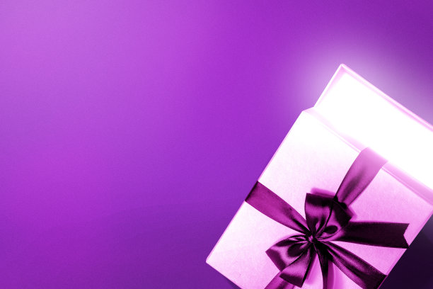 打开一个带丝带的礼品盒图片下载