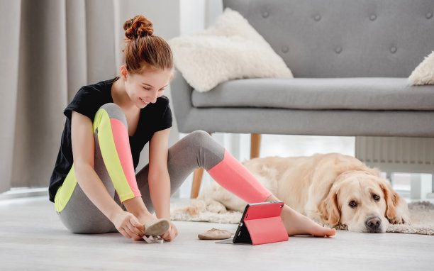 女孩用平板电脑锻炼图片下载