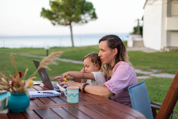 这位女士正在海边的花园里工作，呼吸着新鲜空气。图片下载