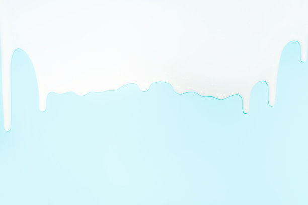液体洗发水滴在蓝色背景特写。图片下载