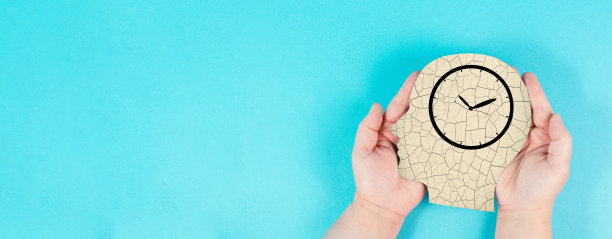 有时钟的头部轮廓，商业中的时间压力和管理，有截止日期或约会，效率计划图片下载