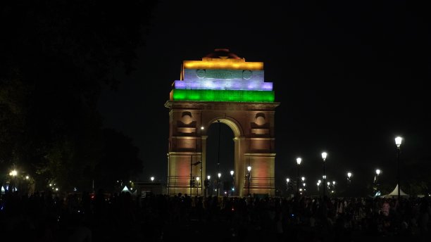 夜晚，印度新德里，印度门亮起图片下载