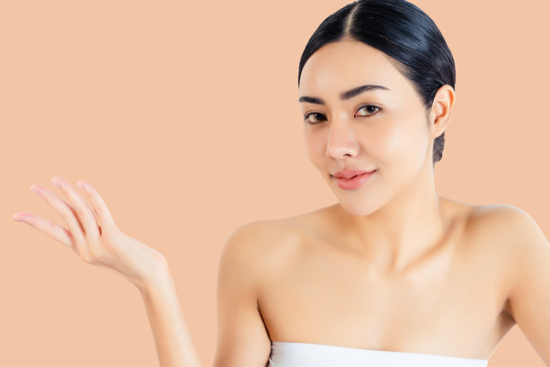 靠近美丽的面孔美丽的年轻亚洲女性美丽的面部皮肤女孩拿着复制空间想象在美丽的手掌为插入广告美容和化妆的护肤概念图片下载