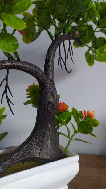 桌上的人造花插图摄影。图片下载