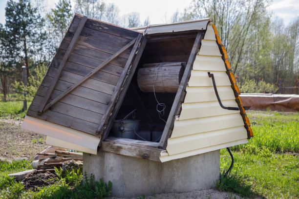 一个国家的木桶水井。图片下载