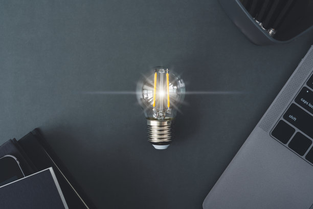 明亮的灯泡与笔记本电脑，书籍或教科书和铅笔。创业工作成长理念与教育学习成功。商人和学生技能培训和知识发展图片下载