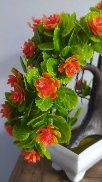 桌上的人造花插图摄影。图片下载